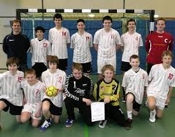 Die Handball-Schulmannschaft des Oken-Gymnasiums mit ihrem Lehrer Marius Schweickhardt (stehend, links). Foto: Schule. OFFENBURG (BZ).