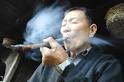 从烟斗到烟丝都是老人自己手工