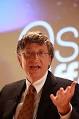 La question est posée par Bill GATES lui-même. Le fondateur de Microsoft a ... - 220px-Bill_Gates_au_Medef