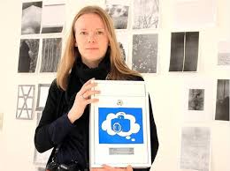 Hier hat sie es blau auf weiß: Künstlerin Anja Köhne freut sich auf die Aufträge, die in den kommenden Wochen in diesen Briefkästen landen. Foto: Rose