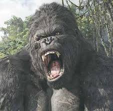 King Kong en blanco y negro rugiendo