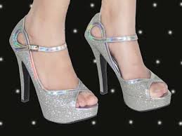 WASPADA MENGUNAKAN SEPATU HIGH HEELS SEBABKAN DERITA PADA MASA TUA ...