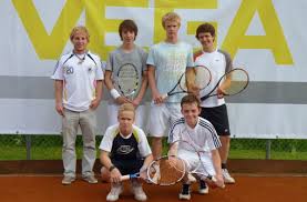 Von Philipp DennerToller Erfolg für die Tennisspielgemeinschaft TC Wolfach/TC Oberwolfach, denn die fünf Jugendlichen Philipp Denner, Niclas Kilgus, ...