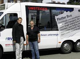 Flotter Bus im Stadtverkehr: Auf die neue Werbung am Citybus sind Bernd Deiss und Frank Bärnighausen stolz. Foto: Privat. SCHOPFHEIM (BZ). - 6725266