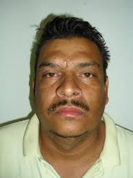 La noche de este viernes, fue detenido un enloquecido sujeto identificado como Omar Yamil Castro Torres, de 38 años de edad, que sin justificación alguna, ... - 15941_q1