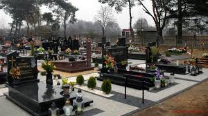 W ubiegłym tygodniu radny Edward Grajek podczas sesji spytał, czy administrator cmentarza nie szasta miejscem na cmentarzu. - Cmentarz
