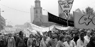 Rechte sichern sich Wende-Slogan: Markenschutz für „Wir sind das ... - Leipzig_Wir_Volk_imago_Stana_04111989