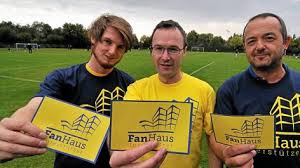 Nils Burgdorf (von links), Holger Alex und Rolf-Dieter Meier mit den ersten „Unterstützer“-T-Shirts und Aufklebern. Foto: Jörn Stachura