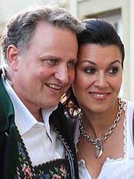 Philip Greffenius und Wiesnwirt Christian Schottenhamel (im Bild mit Frau ...