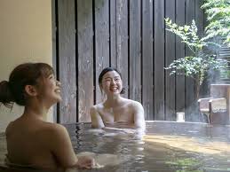素人風呂|貸切露天風呂で自撮りをする若い女性の写真素材 [71936175] - PIXTA