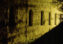 Schlossmauer um 1 Uhr Nachts von Günther Zasche