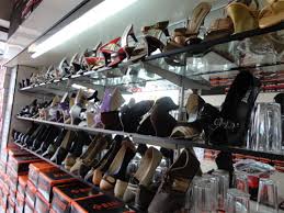 Toko Sepatu di Jalan Cibaduyut, Bandung @ JoTravelGuide.com