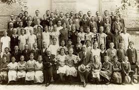 Die siebente Klasse im Jahr 1934, gemeinsam mit Rektor Johann Schmidt und Prediger-Lehrer Georg Schobel. Im Sommer 1938 kommt Hans Hermannstädter als junger ...