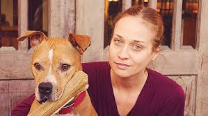 Fiona Apple interrompe il tour e resta accanto al suo cane malato - fiona-apple-cantante-cane