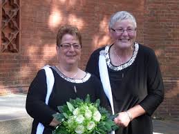 Sonja Kampen (links), Kinderpflegerin im Dinoland des Christus-Kindergartens, und ihre langjährige Lebensgefährtin Angelika Harms, stellten ihr gemeinsames ... - sonja-geli