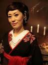 着物姿の倉橋ヨエコさんがピアノ