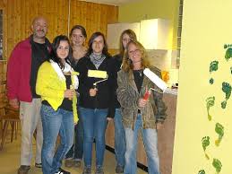 Fleißige Arbeiter im Gößlinger Jugendraum (von links): Franz Esken, Anne, Katrin, Lisa, Verena und Eva-Maria Huber. Foto: StolzenbergerFoto: Schwarzwälder- ...