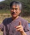 1958년 경남 마산에서 태어났다.