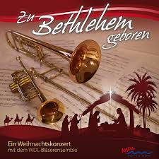 Das Ensemble besteht aus 16 Bläser/innen und dem Pianisten Gregor Breier, der das Ensemble dirigiert und auf seinen Tasten begleitet. - cd-cover_web