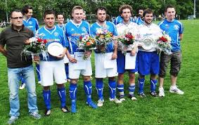 Fünf Spieler des FC Pfeffingen haben Vorsitzender Reinhard Göz (links) und Spielleiter Sebastian Öhrle (rechts) für ihre Einsätze mit Blumen ausgezeichnet: ...