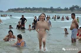 海滩 裸|图文)海滩惊现裸晒者女游客不敢靠近-休闲旅游-温哥华港湾（电脑版）