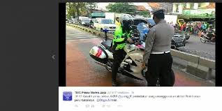 Aksi Pengendara Motor Beratribut Polisi Menuai Kritik - Kompas.com