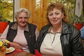 Margit Scholz (58) kümmert sich um ältere Menschen, links Gerdi Kräll. Margit Scholz (58) kümmert sich um ältere Menschen, links Gerdi Kräll.
