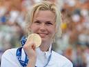 Die deutsche Schwimmerin Britta Steffen hält während der Siegerehrung nach ... - 887024290-britta-steffen-gold-goldmedaille-weltrekord-freistil.9