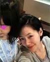 小S一脸素颜与可爱的小女儿自拍