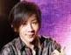 英男子18米高空绑双腿倒吊表演