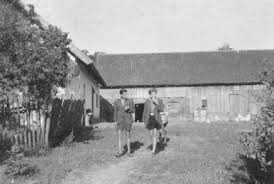 005-0033 Hasselhuegel - Im Hof Fritz Krieg. Von rechts Guenther ...