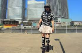 ポートレート　ミニスカート|フリー写真] タンクトップとミニスカート姿の若い台湾人女性の ...