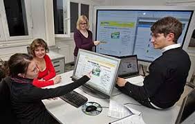 beurteilen gemeinsam mit der Psychologiestudentin Claudia Ihle (2.v.l.) an mehreren Bildschirmen die Nutzerfreundlichkeit der Internetplattform Uniturm.de ... - 1262848734