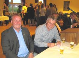 Vogelbauer Franz-Josef Schwarte bei der Vertragsunterzeichnung mit dem Geschäftsführer der Bruderschaft Winfried Mass-. Termine Vogelbau 2010 Dienstag 22.