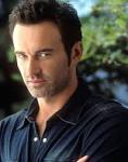 http://2.bp.blogspot.com/-dzpC2DB01cU/Tqa9j8XQrMI/AAAAAAAABB4/BBou731RnNg/s1600/JulianMcMahonTheLOOK.jpg