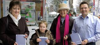 Die Gewinner des Wettbewerbs vom Familiensamstag von Weil-Aktiv: Sylvia Zanettin, der siebenjährige Moritz Tritschler, der sich ein Nintendo DS-Spiel ...