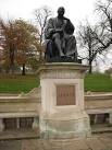 Statue of Edward Jenner - via Daymix
