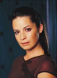 Enjoy Holly Marie Combs as Piper Halliwell in Charmed : - charmed-holly-marie-combs-piper-s2-15-dvdbash