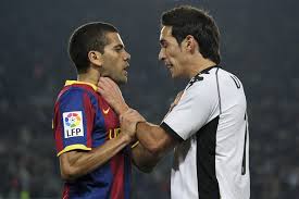 Vicente Rodríguez y Dani Alves durante el pasado Barcelona-Valencia
