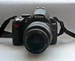 File:Nikon D3000 with Lens 18-55mm.jpg - Wikimedia Commons
