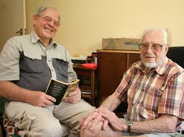 Stan Miller (l.) von den Guardian Angels in Namibia trifft sich regelmäßig mit Lee Kitson um ihm ein wenig Gesellschaft zu leisten. Sie tragen keine langen, ... - guardian-angels-in-namibia