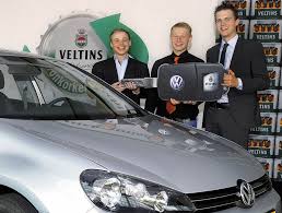 Lucas Heinrich (Mitte) nahm in Begleitung seines Bruders (links) den Schlüssel für den VW Golf aus den Händen von Veltins-Glücksbote Sebastian Weber freudig ...