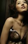 K.L李真变身性感女郎秀乳沟玩
