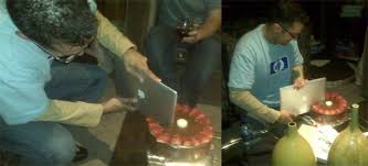 Bild des Tages: Rahul Sood schneidet Torte mit Macbook Air ...