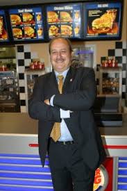 Sandro Mura heißt der Mann, der seine schlecht bezahlten Angestellten auf übelste Weise demütigt, bespitzelt und nötigt. Wer in einer seiner Burger-King ...