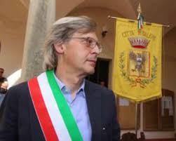 Urla e dimissioni di Vittorio Sgarbi