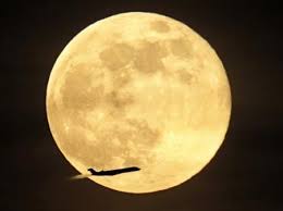 http://t2.gstatic.com/images?q=tbn:JVa-Hf1_zrCphM:http://a9.vietbao.vn/images/vn901/khoa-hoc/11148225-Full-Moon.jpg