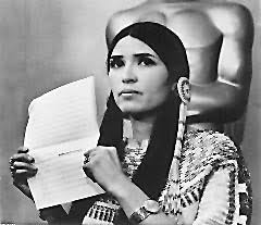 http://t2.gstatic.com/images?q=tbn:QGm6DriY4bGiTM:http://upload.wikimedia.org/wikipedia/tr/5/5c/Oscar-littlefeather.jpg