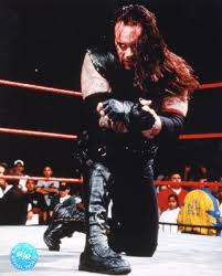صور اندر تيكر The-Undertaker-Portrait-Down-on-Knees-in-Ring--C10031806