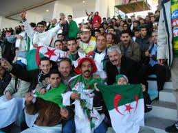 عقب مقابلة العار في بانغيلا............. الجزائريون يحيّون منتخبهم بالتظاهر في الشوارع 467378301_small